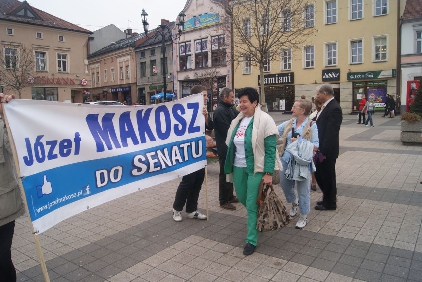 Senyszyn, Sajewicz spotkali na rynku Makosza. Co sobie powiedzieli kandydaci do senatu?