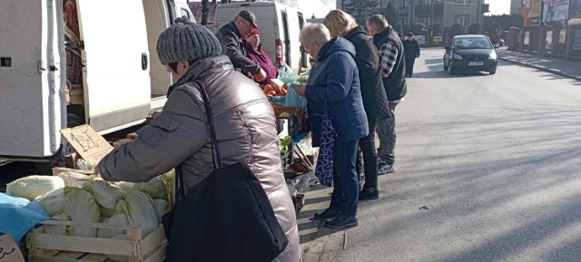 Zobaczcie aktualne ceny dostępnych warzyw i owoców na targu w Jędrzejowie w czwartek, 2 marca