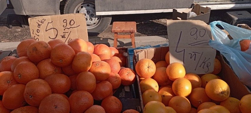 Słodkie pomarańcze za 5,90 złotych za kilogram oraz zwykła...