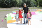 PoMaLoWiSko - pomaluj boisko!  Kolorowe boisko z artystą sztuki ulicznej Ra Kajol [Zdjęcia]