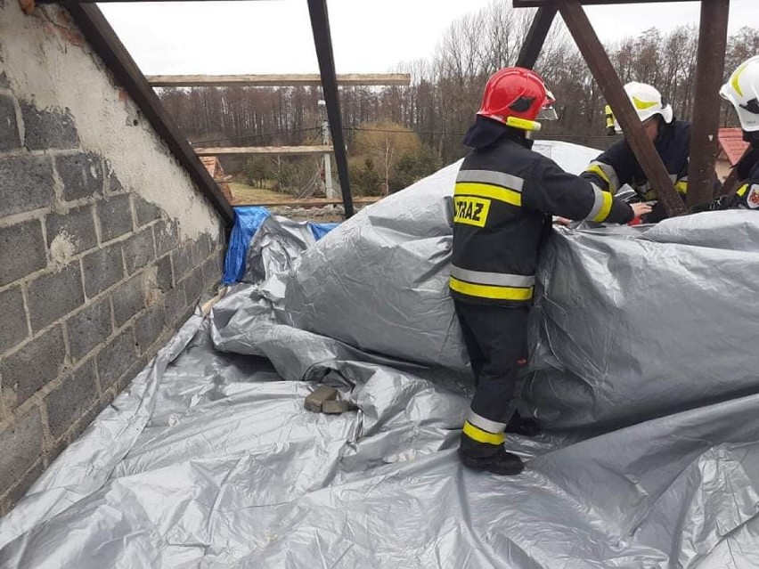 Strażacy nadal zabezpieczają dachy na uszkodzonych budynkach