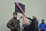 Zbrudzewo: bracia Skrzydlewscy upamiętnieni przez lokalną społeczność. Wnuczki wojskowych odsłoniły pamiątkową tablicę [zdjęcia]