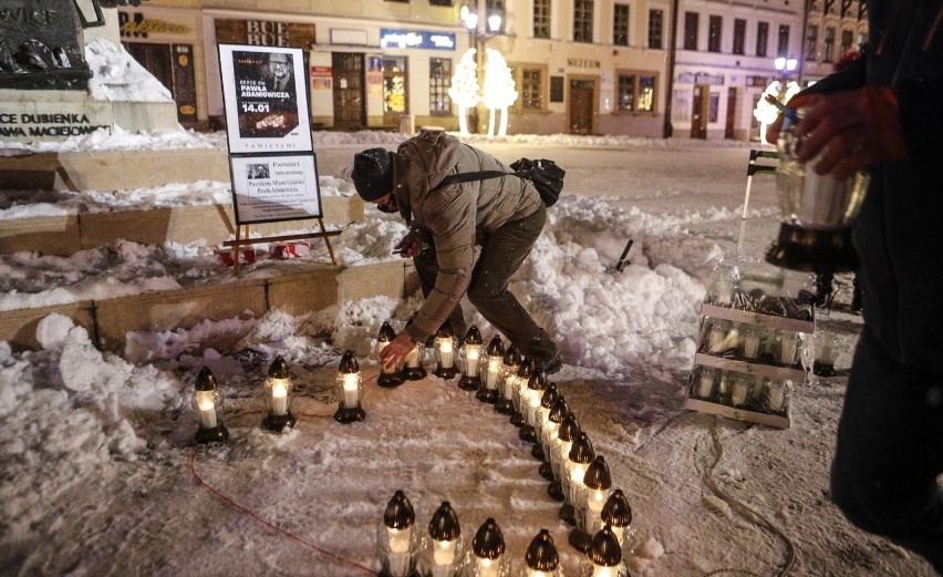 Serce dla Pawła Adamowicza na Rynku w Rzeszowie. Uczcili pamięć po tragicznie zmarłym prezydencie Gdańska