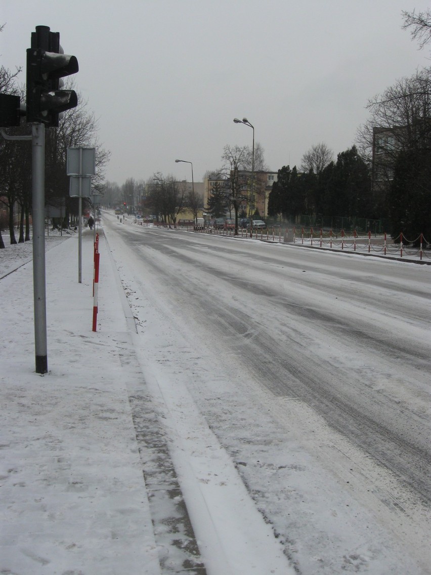 W Kutnie sypnęło śniegiem, drogi w mieście białe