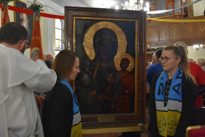 Tłum parafian z Mórki witał kopię obrazu Matki Bożej...