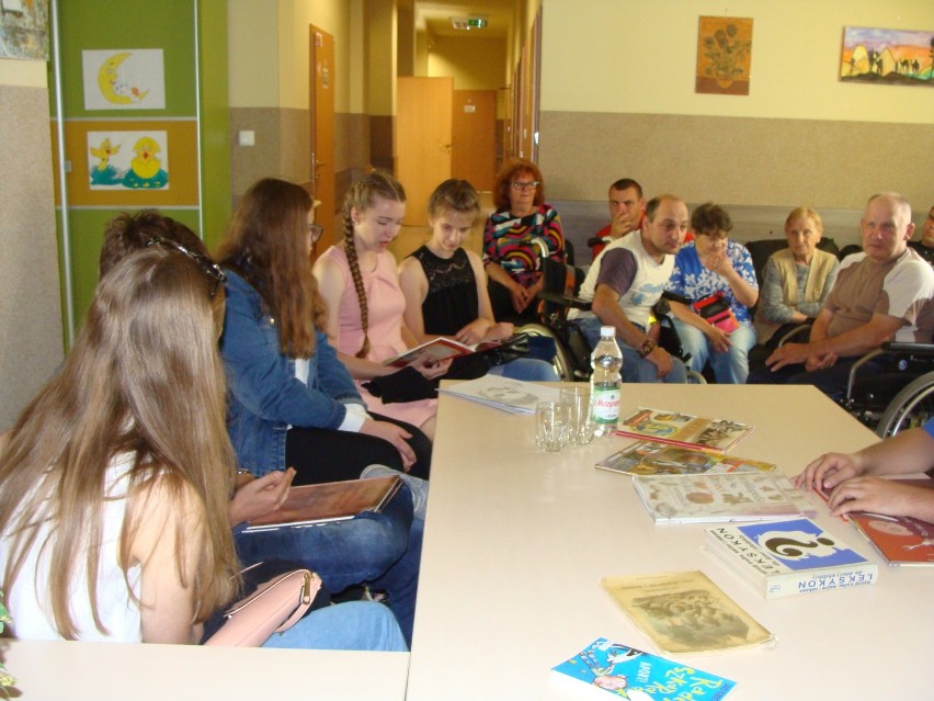 Gimnazjaliści z Czechów czytali bajki [zdjęcia]