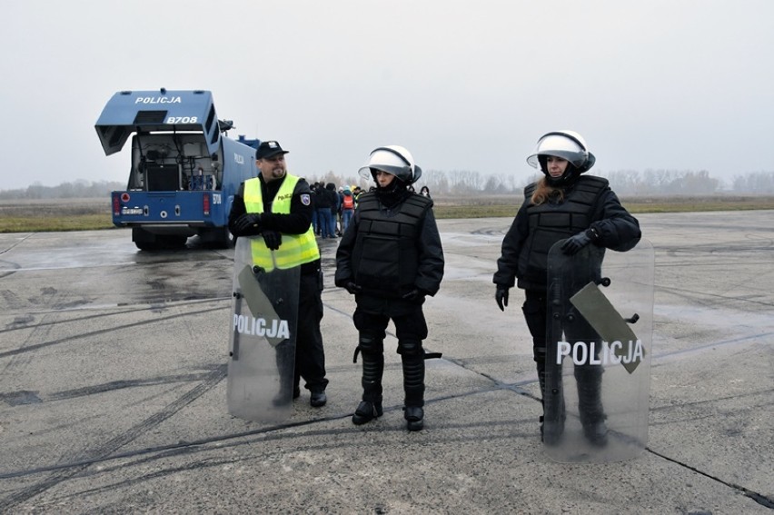 Ćwiczenia policji na lotnisku w Legnicy [ZDJĘCIA]