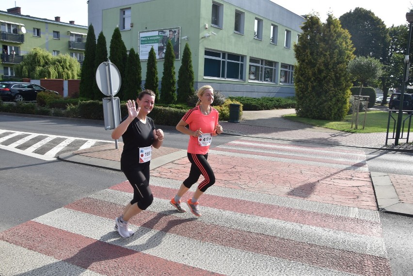 Biegacze na trasie "Grodziska Szybko Dycha Po Covidzie" dają z siebie wszystko