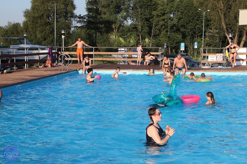 Tłumy na basenach letnich we Włocławku.