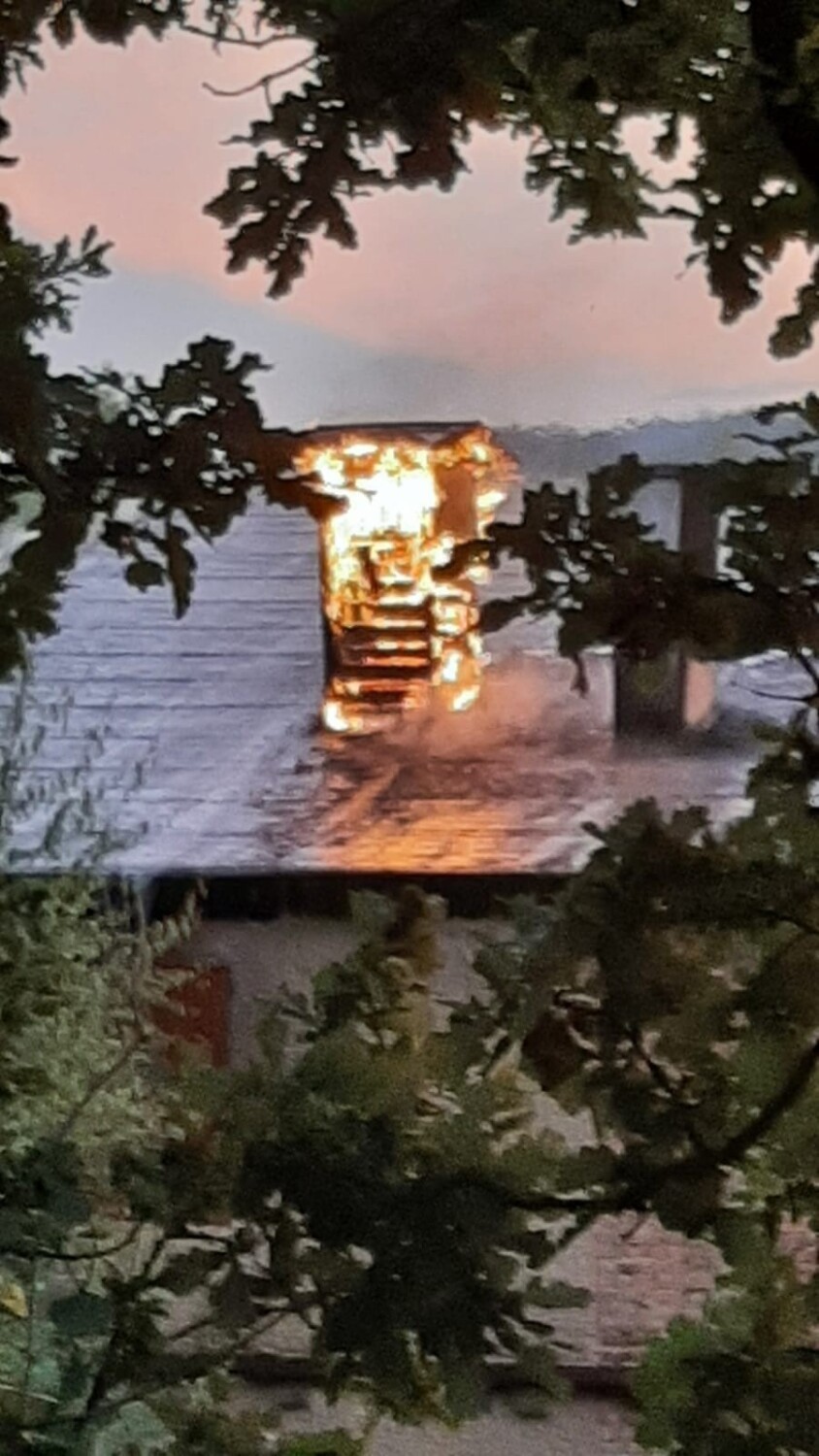 Pali się nieczynna cegielnia w Konradowie koło Głuchołaz. Obok jest hałda odpadów. Pożar gasi 9 jednostek straży