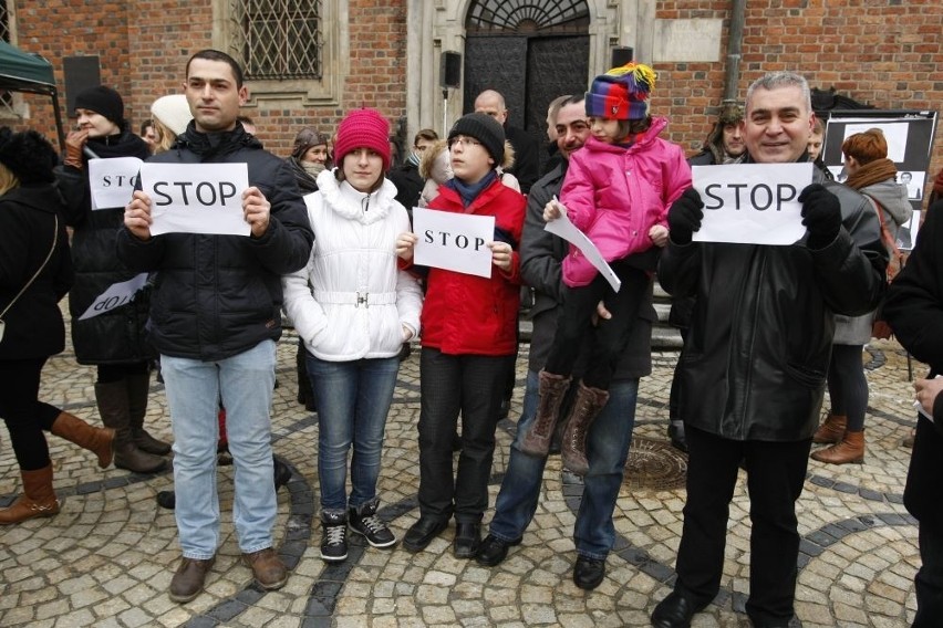 Wrocław: Protest pod ratuszem przeciwko wojnie w Syrii (ZDJĘCIA)