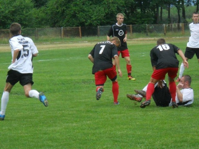 W rundzie wiosennej ubiegłego sezonu Kujawianka Izbica (białe stroje) pokonała Lidera Włocławek 2:1.