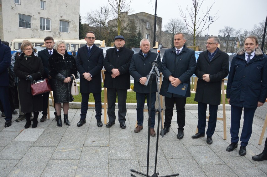 Powiatowe Centrum Przesiadkowe w Piotrkowie na dawnym dworcu...