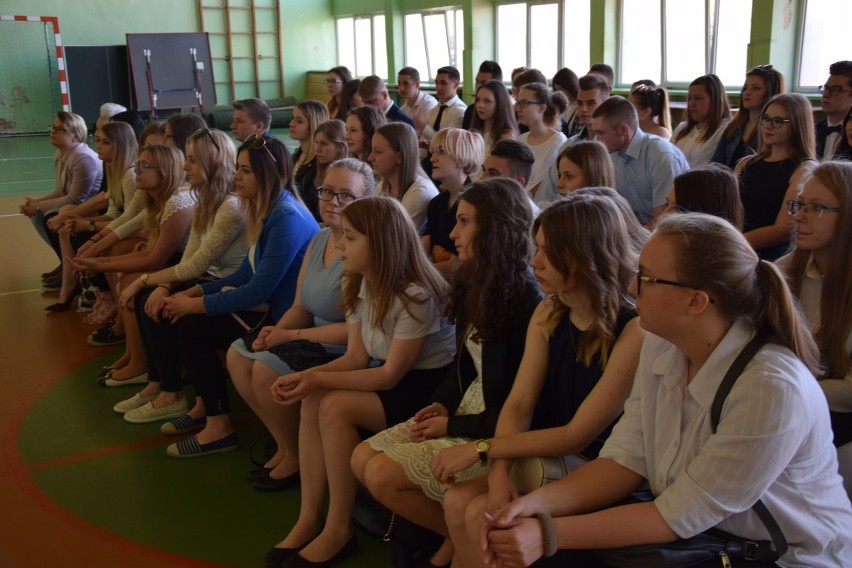 Maturzyści z Ekonomika w Łasku odebrali świadectwa ukończenia szkoły [zdjęcia]