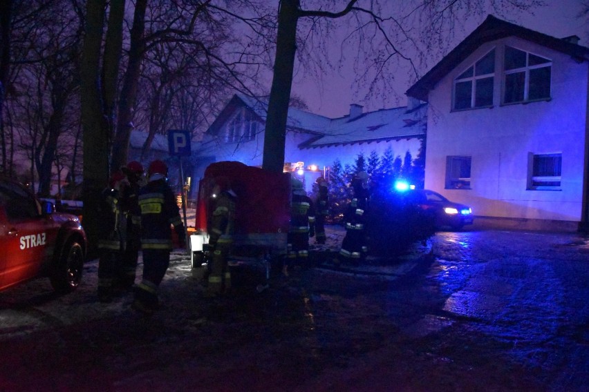 Pożar hospicjum przy ul. Strzeleckiej w Chojnicach 6.01.2020. Cztery osoby nie żyją. Ewakuowano pracowników i podopiecznych [zdjęcia]