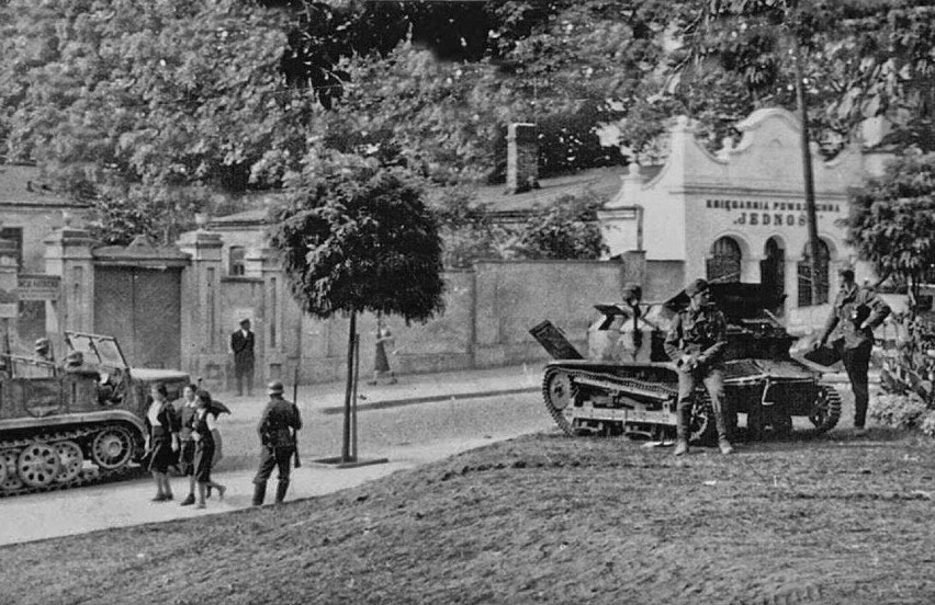 Na zdjęciu: Wrzesień 1939 roku , Niemcy na ulicy Jana Pawła...