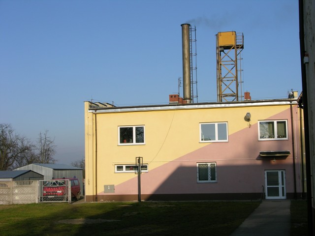 Gmina Maków wymieni komin kotłowni przy Szkole Podstawowej w Makowie. Stary komin zostanie zastąpiony przez nowy podczas ferii, po 18 stycznia.