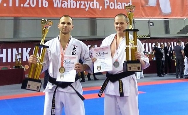 Brzeszczańscy karatecy dumnie prezentują swoje trofea.