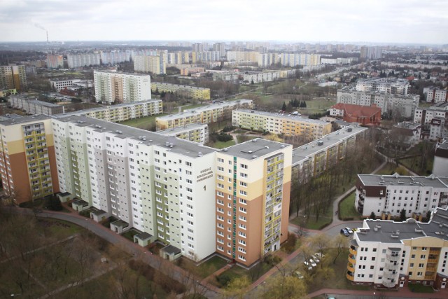 Mieszkańcy Piątkowa alarmują, że w blokach pojawia się mężczyzna, który nad ranem szarpie za klamkę przed każdym z mieszkań