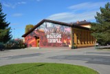 Radłowskie Termopile na budynku szkoły. Wielki mural przypomina o bohaterach Bitwy Radłowskiej i zachęca do pielęgnowania historii