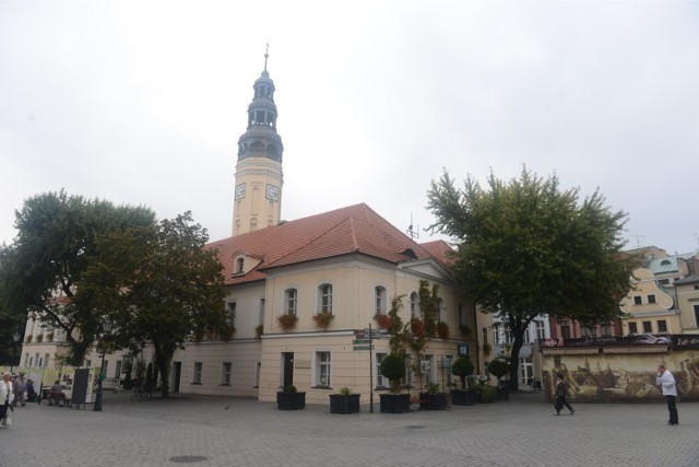 Na pewno wizytówką miasta jest nasz ratusz. Wszystkie wycieczki muszą tu trafić. Nie tylko dlatego, że znajduje się tu centrum informacji. - Byłby on większą atrakcją, gdyby można było wchodzić na wieżę. Wiem, że trzeba by się tu mocno postarać, żeby było bezpiecznie, ale dla chcącego nic trudnego. Poza tym można by wpuszczać po kolei, po kilka osób - mówi Elżbieta Malczewska- Nowik. - Na pewno miejsce te można by uatrakcyjnić ozdobną roślinnością. Więcej kwiatów przydałoby się także na sąsiednich kamienicach. 

Pani Elżbiecie marzy się też - wzorem Krakowa - hejnał zielonogórski z ratuszowej wieży, grany przez miejskiego hejnalistę. Wiadomo, że codzienna taka atrakcja sporo by kosztowała, więc może chociaż od wielkiego święta...