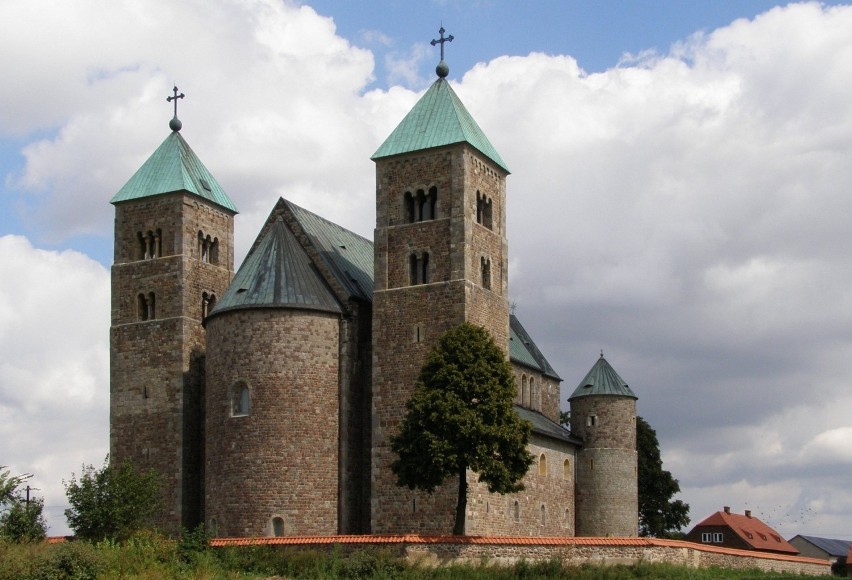Kolegiata w Tumie pod Łęczycą została wzniesiona w XII...