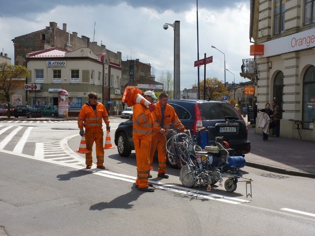 Robotnicy malują pasy na ul. Reymonta