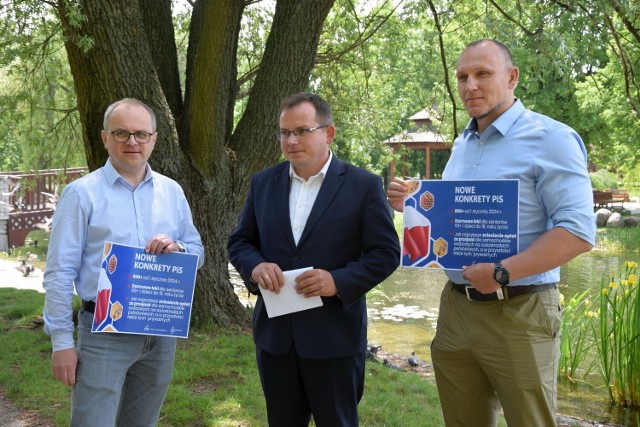 Poseł Paweł Rychlik mówił w Zduńskiej Woli o 800+, darmowych lekach i bezpłatnych autostradach. Towarzyszyli mu miejski radny Łukasz Gędek i radny powiatowy Andrzej Dutkiewicz.