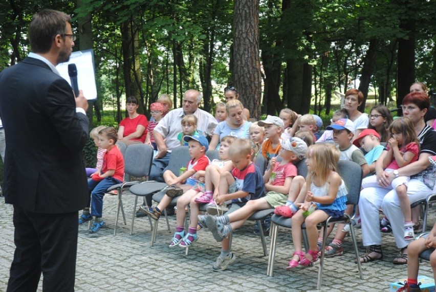 Czytanie dzieciom w parku miejskim w Kościanie