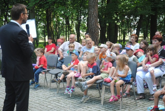 Czytanie dzieciom w parku miejskim w Kościanie