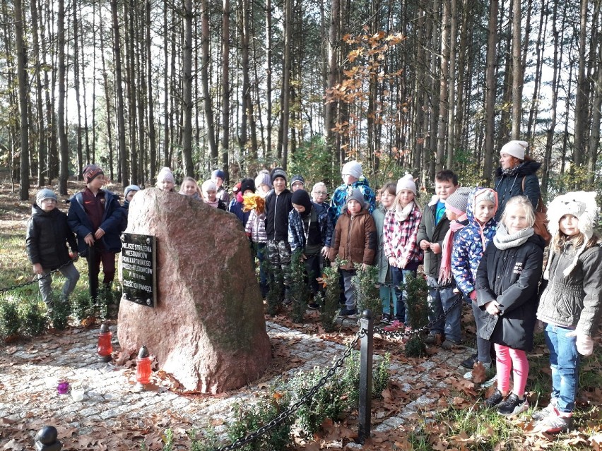 Uczniowie i nauczyciele z Borkowa pielęgnują pamięć o ofiarach hitlerowskich mordów ZDJĘCIA