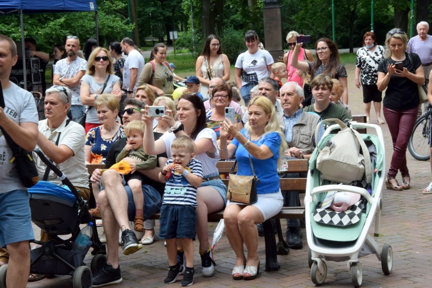 Scena w Park Miejskim został oddana w sobotę, 26 czerwca...