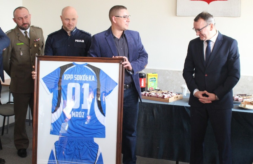 Koszulką z napisem "KPP Sokółka 01 Mróz" policjanci pożegnali swojego komendanta (zdjęcia)