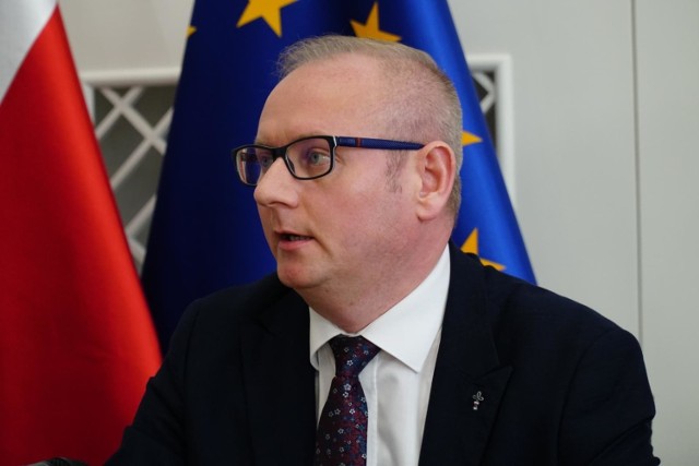 Na początku grudnia szef Ministerstwa Spraw Wewnętrznych i Administracji Mariusz Kamiński zwrócił się do premiera Mateusza Morawieckiego o odwołanie Łukasza Mikołajczyka ze stanowiska wojewody wielkopolskiego.