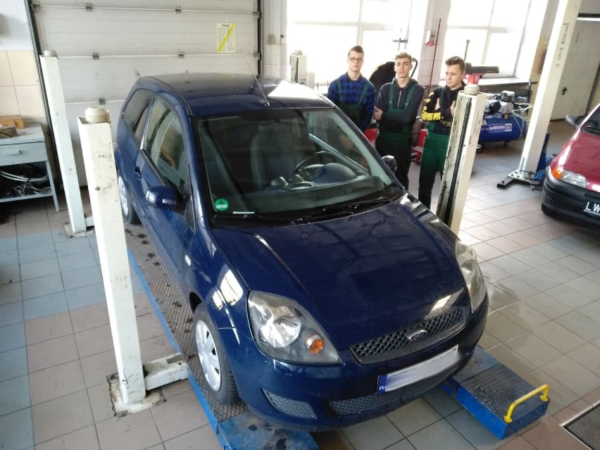 Mechanicy z ZSP 1 w Radomsku mają nowy samochód. Będą się na nim uczyć zawodu