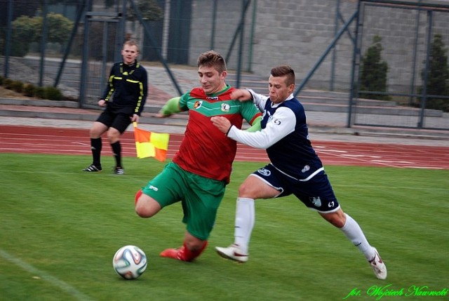 Jakub Chojnacki z GKS Baruchowo zdobywa drugiego gola, dającego jeden punkt swojej drużynie