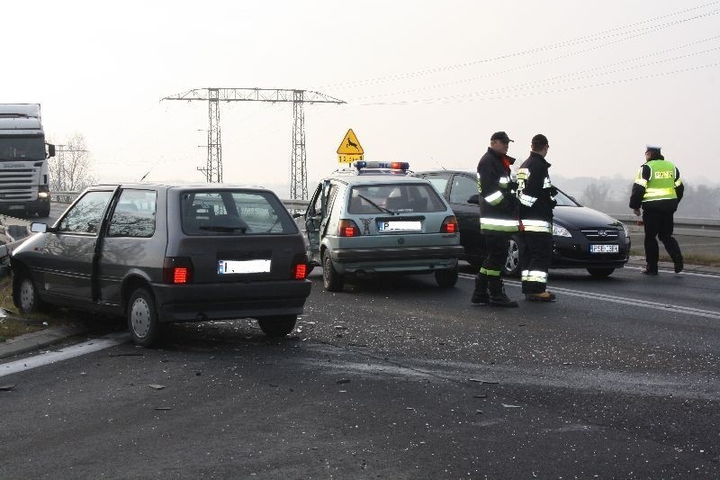 Kolejny wypadek na obwodnicy Śremu w Kawczu. Dwie osoby zostały poszkodowane