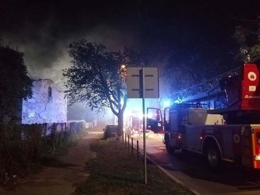 Pożar przy pętli tramwajowej na ul. Chodkiewicza w Bydgoszczy   