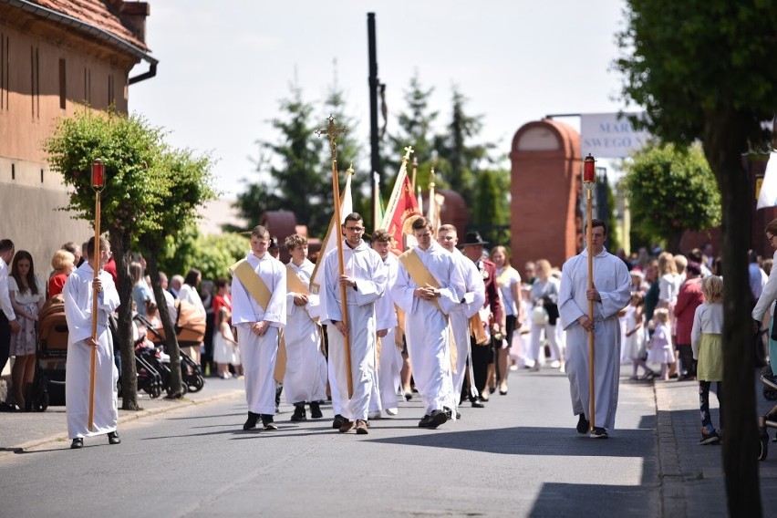 Boże Ciało 2021. Procesja Bożego Ciała przeszła również ulicami Jutrosina. Jak wyglądała uroczystość w parafii pw. św. Elżbiety? [ZDJĘCIA]