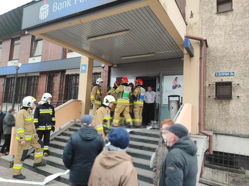 Ewakuacja banku w Koninie. Na miejsce wezwano straż pożarną. Co było powodem zdarzenia? 
