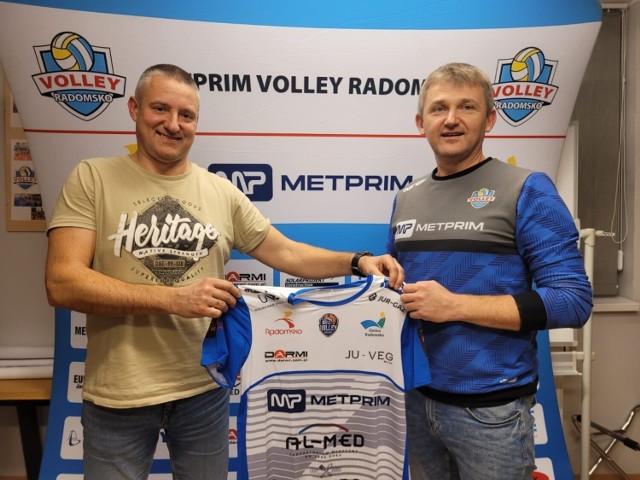 Sławomir Augustyniak (z lewej), nowy trener seniorów METRIM Volley Radomsko oraz były trener Paweł Kowalczyk
