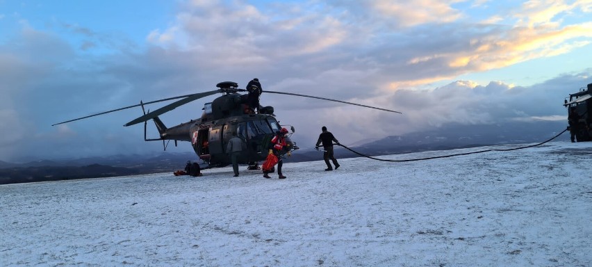 Ratownicy ze śmigłowca uratowali 6 poszkodowanych. 3 tygodnie współpracy GOPR Karkonosze i ASAR. Czym zaowocowała?