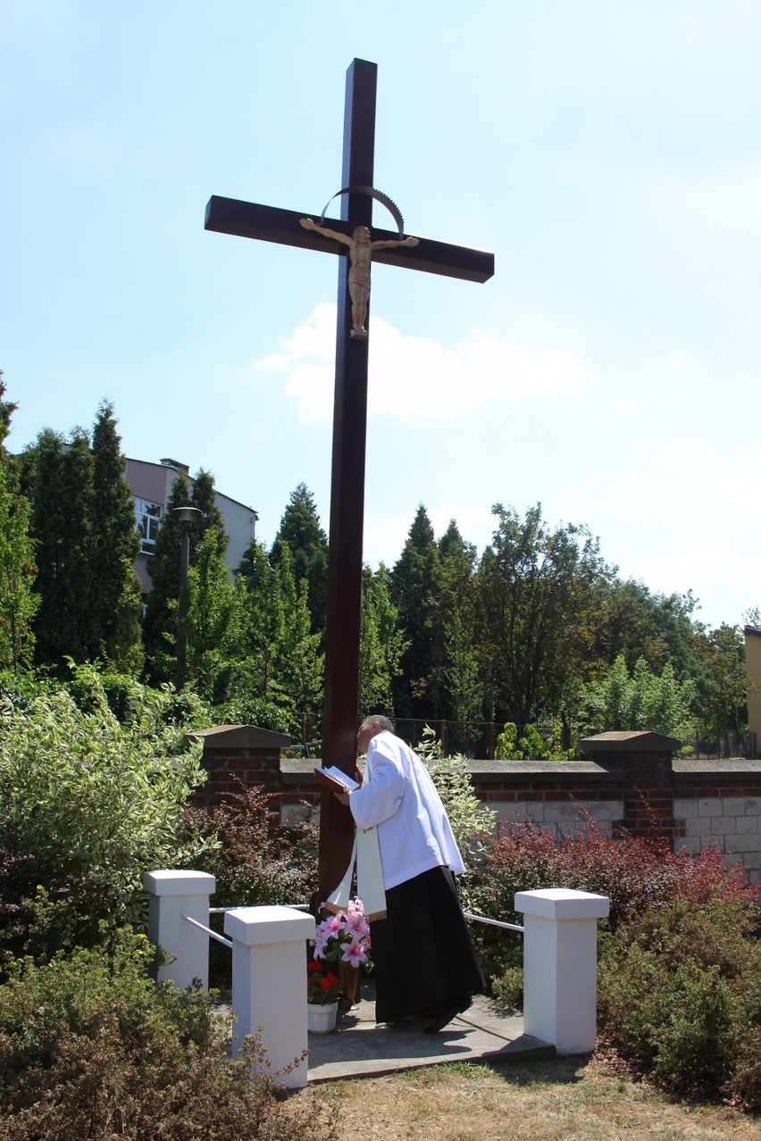 Puławy: Nowy krzyż już poświęcony (zdjęcia)