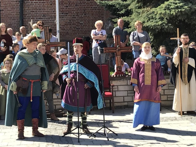 Część artystyczną, w zabytkowym otoczeniu sandomierskiej Starówki, rozpoczęło powitanie księcia Mieszka I i księżniczki Dobrawy przez komesa sandomierskiego.