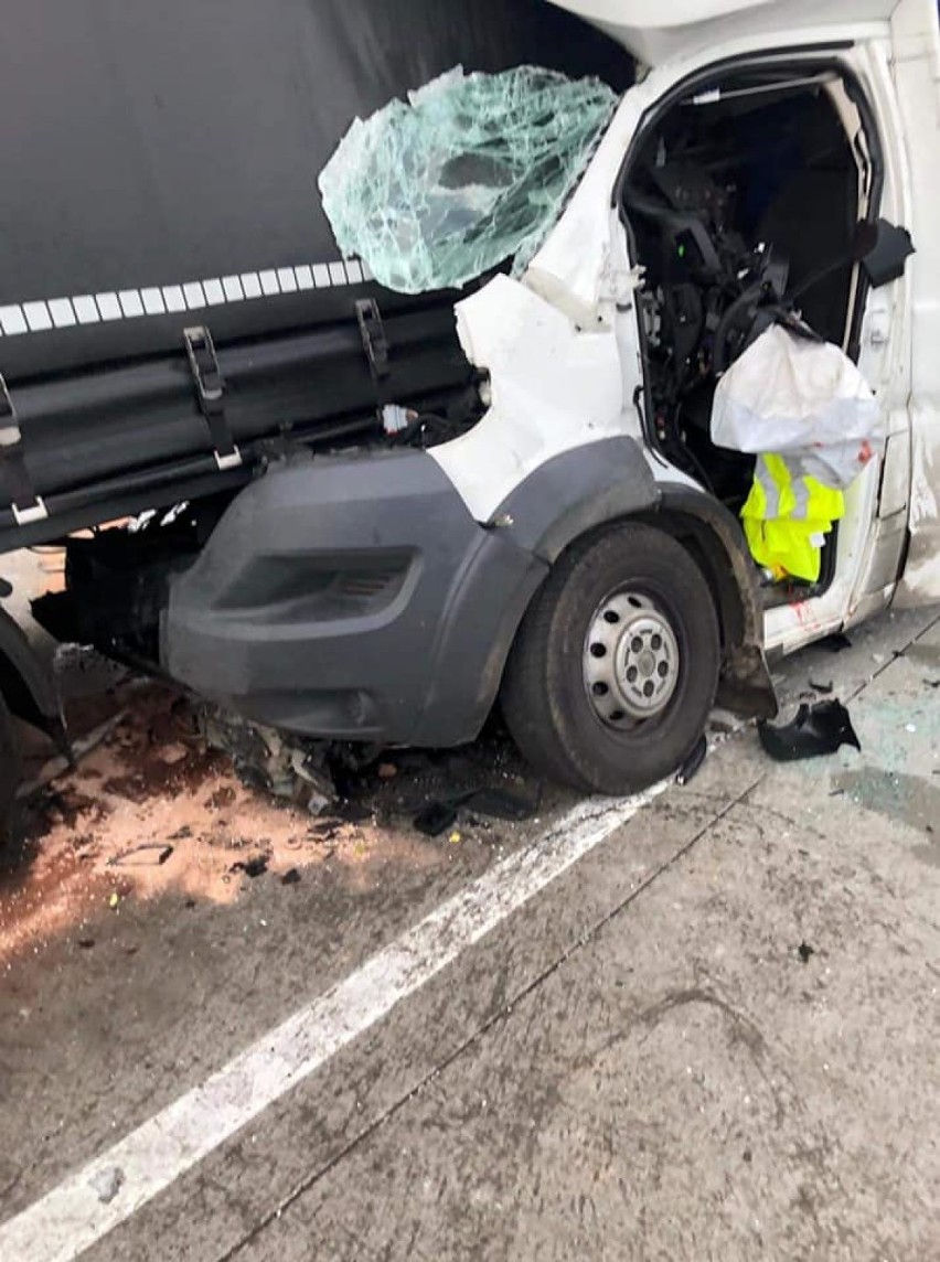 Bus wbił się w ciężarówkę. Dramatyczny wypadek na A4. Kierowca nie żyje [ZDJĘCIA]