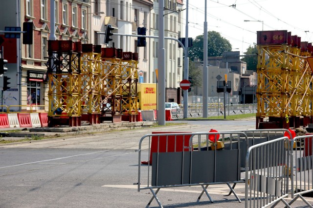 Na ulicy Jagiellońskiej najpierw powstała stalowa konstrukcja, kt&oacute;ra pozwoli na budowę dwupoziomowego skrzyżowania. Przez kilka dni został na tym odcinku wstrzymany ruch tramwaj&oacute;w. fot. Marek Wiśniewski