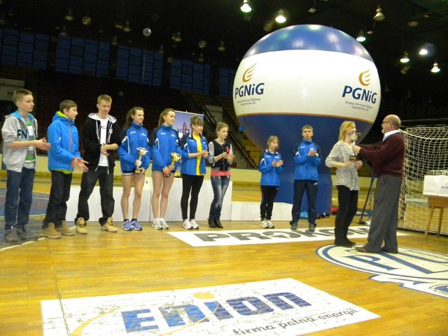 Miejsca na podium zajęli:
Dziewczęta
Rocznik 2002 - dystans 300 m: 1. Aleksandra Kuczyńska AZS PWSZ Tarnów), 2. Katarzyna Serafin (SP Lewniowa), 3. Klaudia Wiecheć (Kusy Kraków).
600 m: 1. Patrycja Pełka (Kusy), 2. JadwigaDudek (ZSPiG Gruszów Wielki), 3. Justyna Jędryka (PSP Poręba Spytkowska.
Roczniki 2000 -2001 - dystans 300 m: 1. Gabriela Bochenek (Kusy), 2. Aleksandra Błyszczuk (AZS PWSZ), 3. Zofia Surmiak (Kusy).