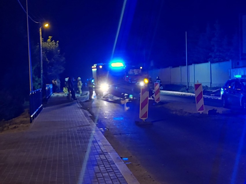 Wypadek na drodze Włocławek - Lipno. Peugeot uderzył w nowe barierki i dachował [zdjęcia]