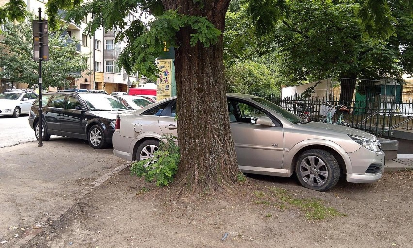 Chcesz za darmo parkować przed urzędem, szpitalem? Przyjedź na rowerze