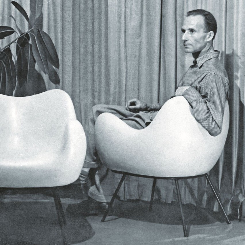 Roman Modzelewski w zaprojektowanym przez siebie fotelu.